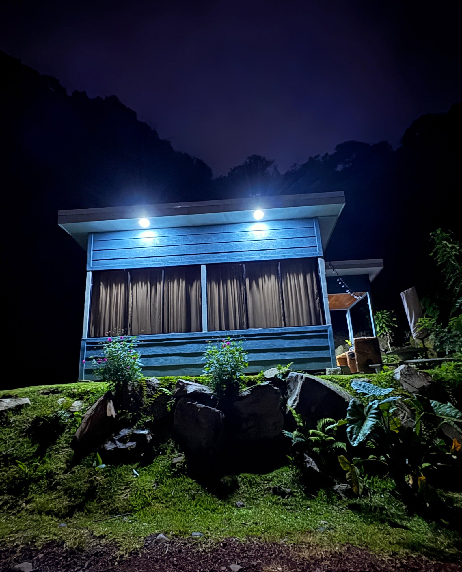 Cabaña Luna y Miel iluminada de noche en Fraijanes de Poás, Alajuela